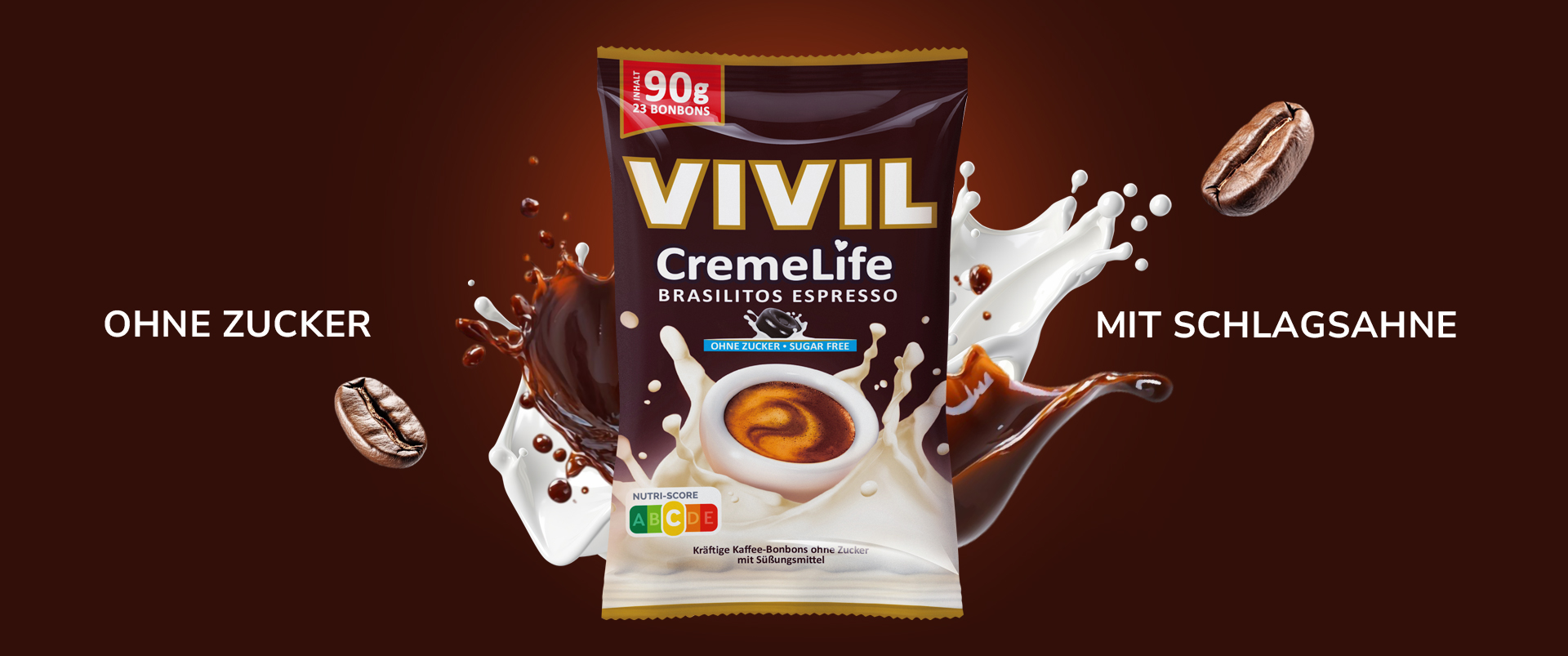 Teaser_CremeLife_Brasilitos_Desktop Eine Packung Vivil Creme Life Brasilitos umgeben von einem dynamischen Splash aus Kaffee und Milch, mit fliegenden Kaffeebohnen; hervorgehoben sind die Hinweise ohne Zucker & mit Schlagsahne.