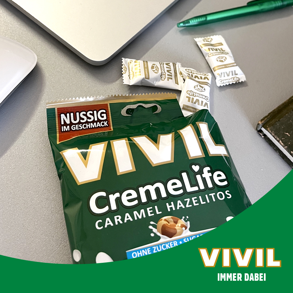 VIVIL Creme Life Hazelitos Bonbonverpackung auf Schreibtisch VIVIL Creme Life Hazelitos Bonbonverpackung auf Schreibtisch