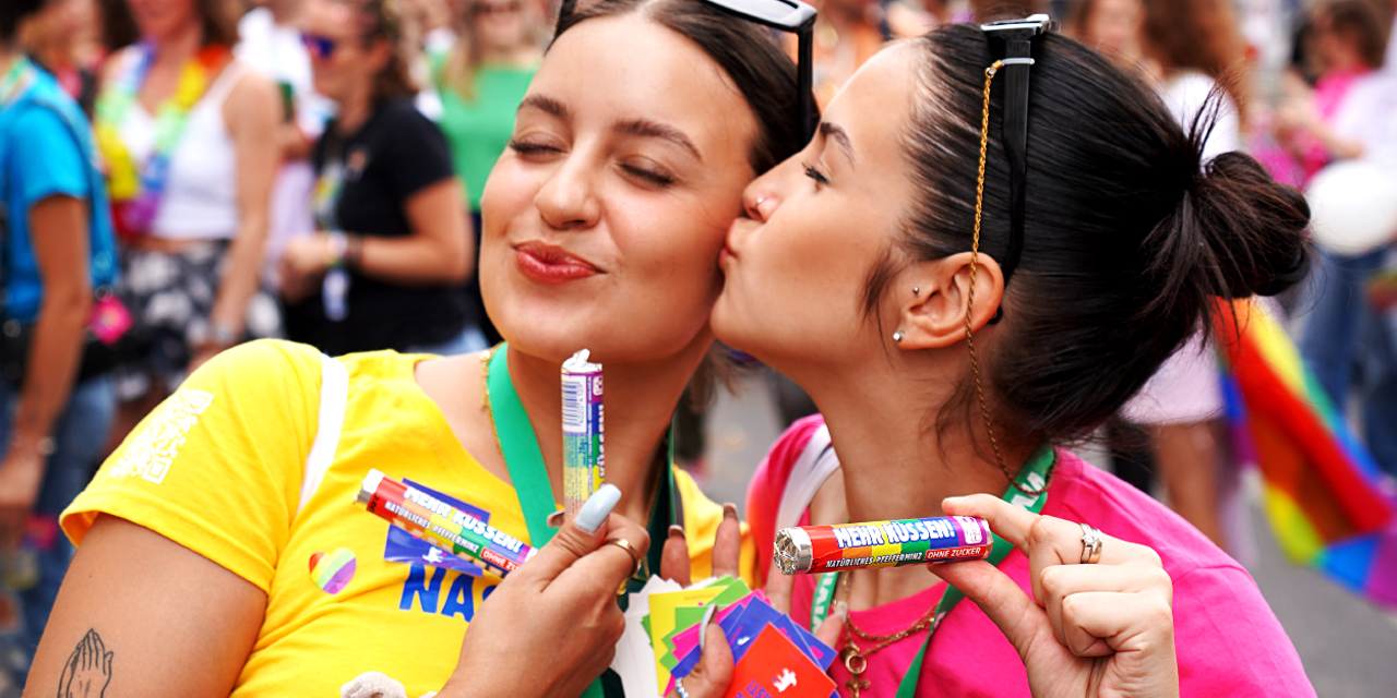Startseite_Toleranzbanner Frau küsst andere Frau auf die Wange
