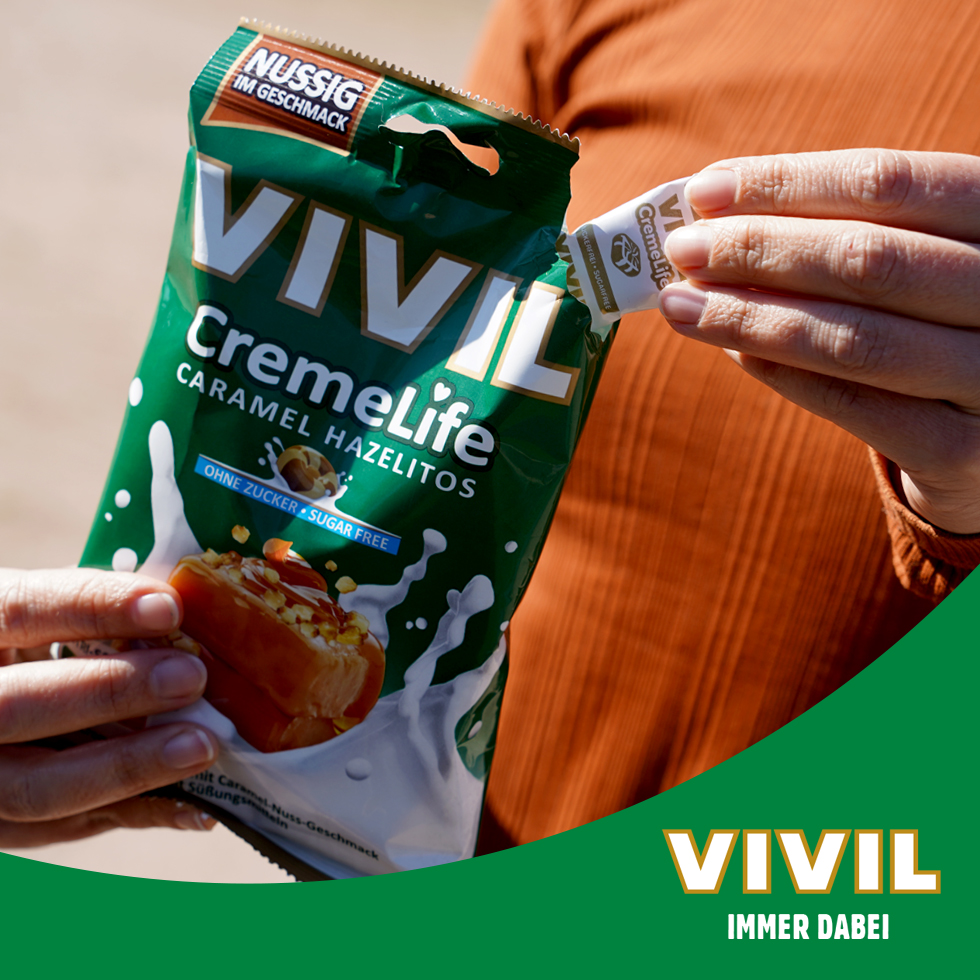 VIVIL Creme Life Hazelitos Bonbon Liveshot VIVIL Creme Life Hazelitos Bonbons werden aus Tüte genommen