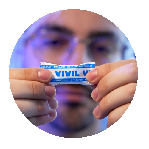 Karriere VIVIL Bonbon wird in Kamera gehalten