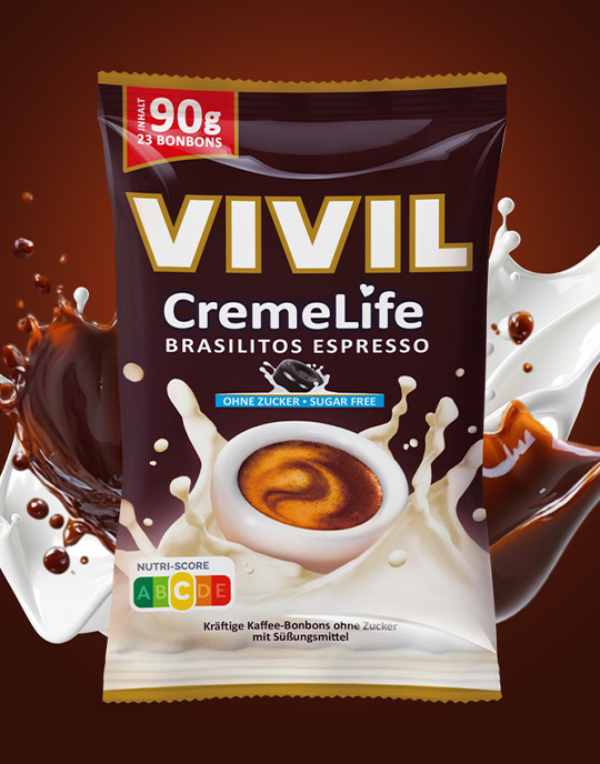 Teaser_CremeLife_Brasilitos_mobil Eine Packung Vivil Creme Life Brasilitos umgeben von einem dynamischen Splash aus Kaffee und Milch
