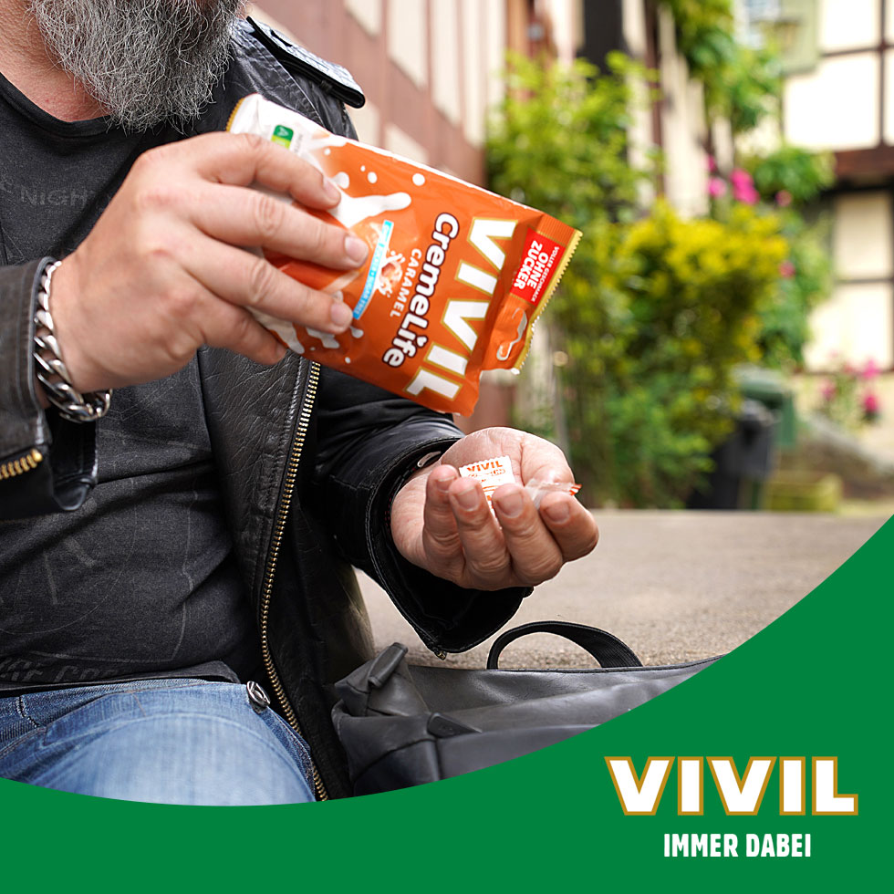 VIVIL Creme Life Caramel Bonbonverpackung wird entleert VIVIL Creme Life Caramel Bonbonverpackung wird entleert