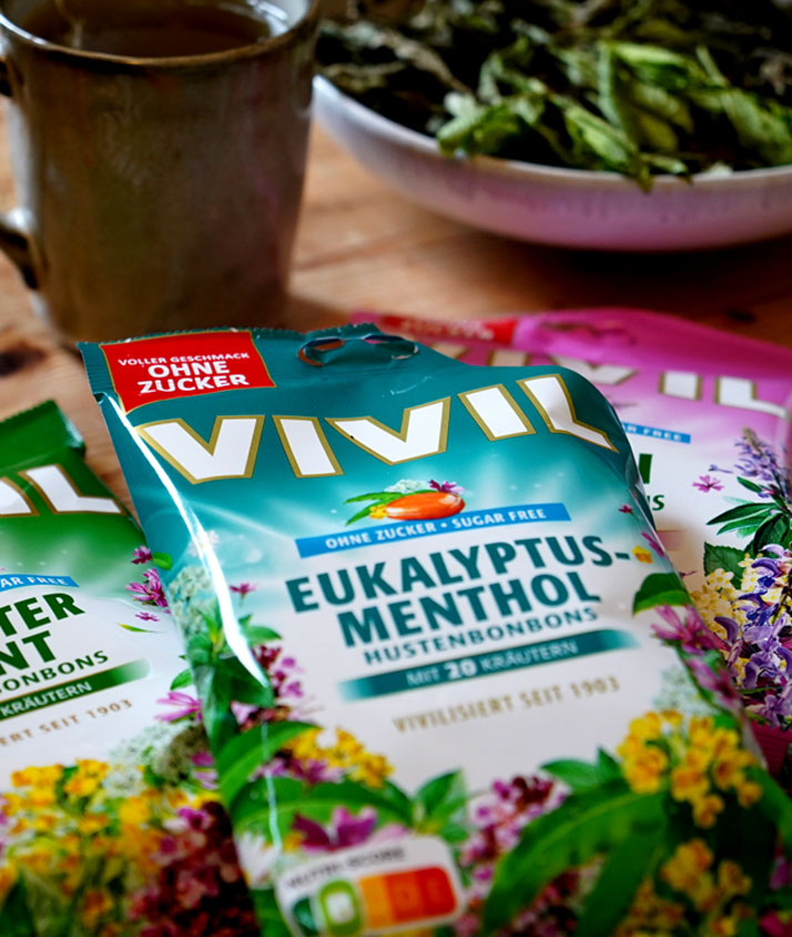 Kräuterbonbons in Tüten auf dem Tisch Kräuterbonbons in Tüten auf dem Tisch