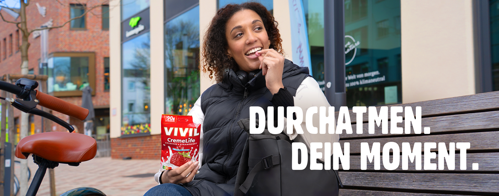 Junge Frau isst Erdbeerbonbon Junge Frau isst Erdbeerbonbon