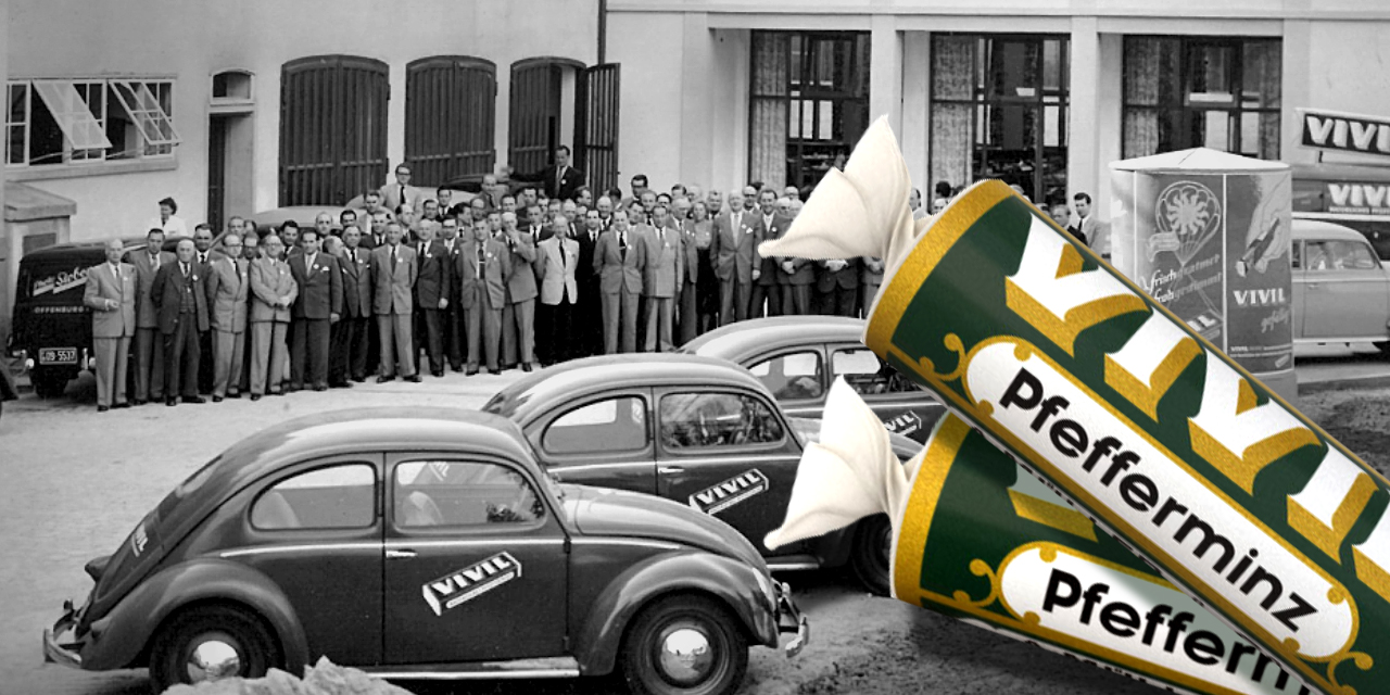 Startseite_Geschichtebanner Schwarz-Weiß Bild einer alten Belegschaft und zwei Retrorollen in Weiß, Grün und Gold