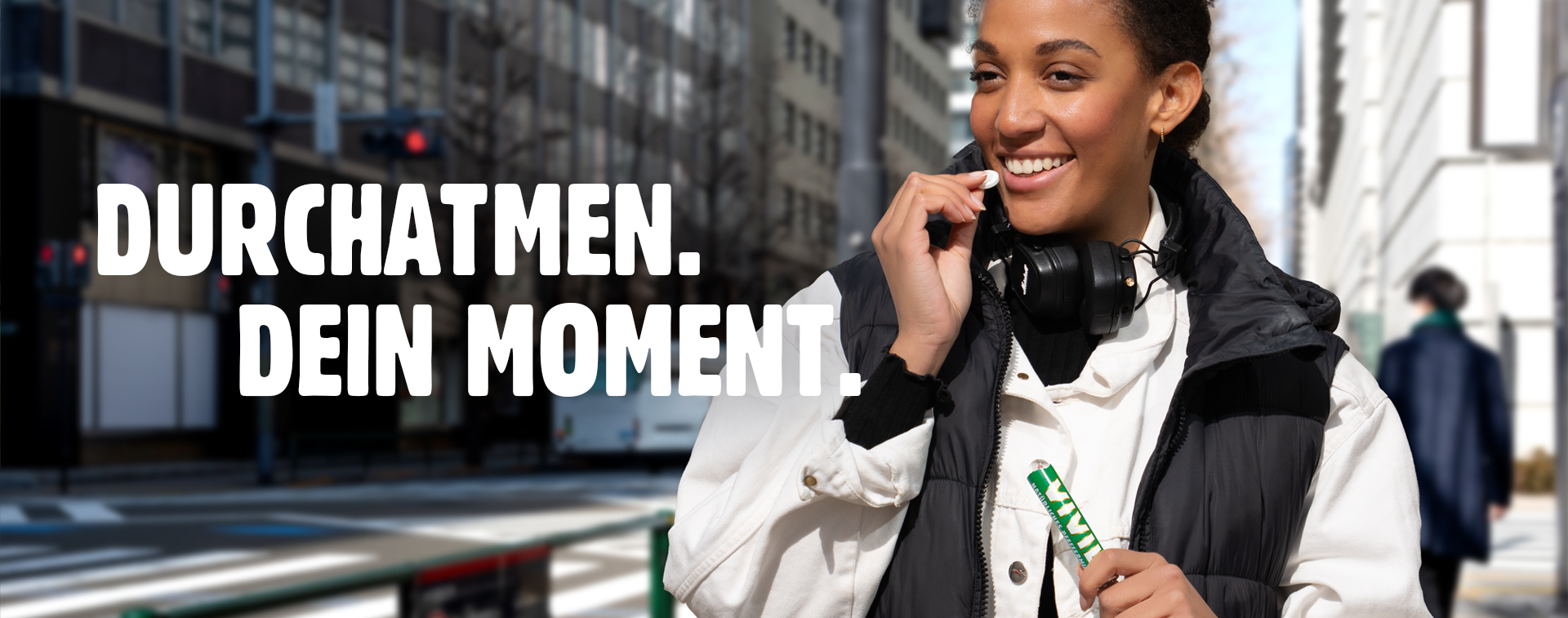 Headerbild Startseite Junge Frau isst VIVIL Bonbon