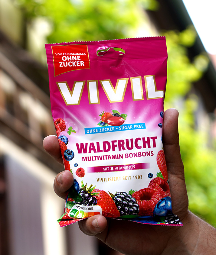 Bonbonbeutel Waldfrucht wird in die Luft gestreckt Bonbonbeutel Waldfrucht wird in die Luft gestreckt